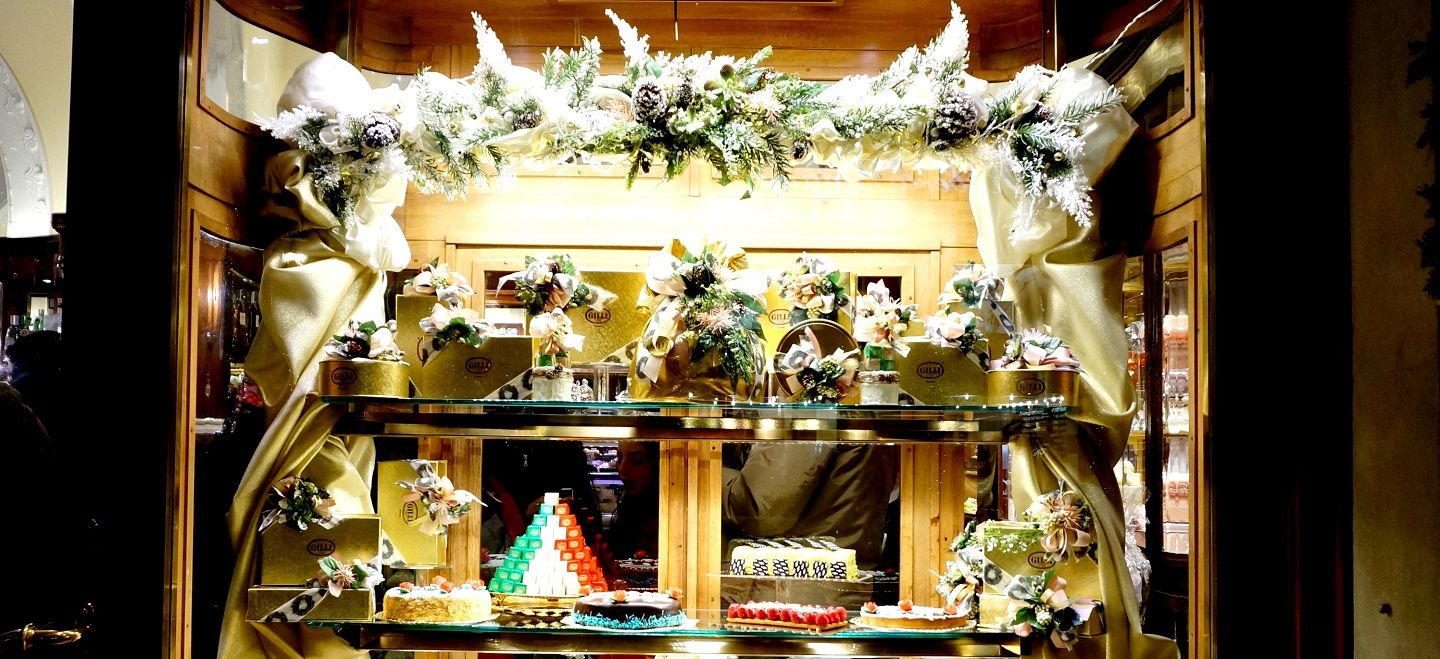 フィレンツェの老舗カフェ、ジッリのクリスマスディスプレイ