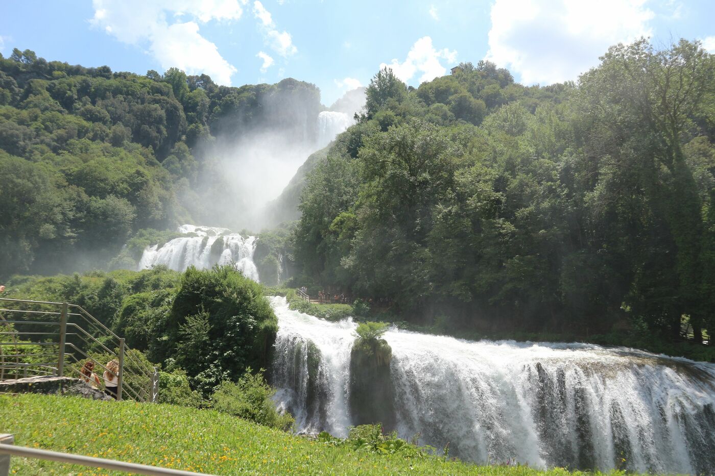 イタリアの巨大人工滝＿マルモレの滝