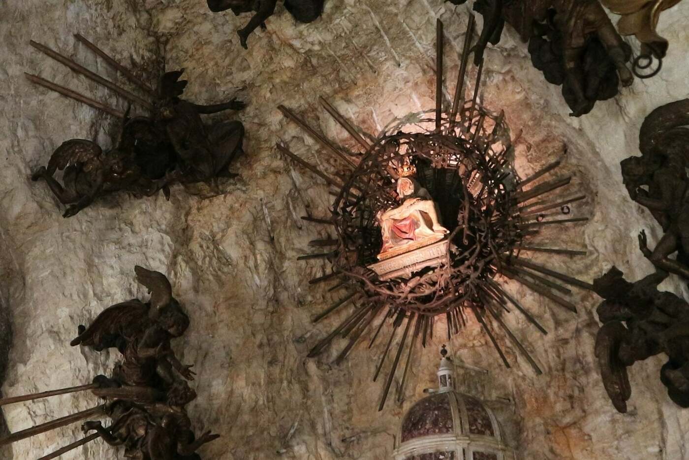 14コロナ教会_イタリアの断崖絶壁に建設された神秘的な世界